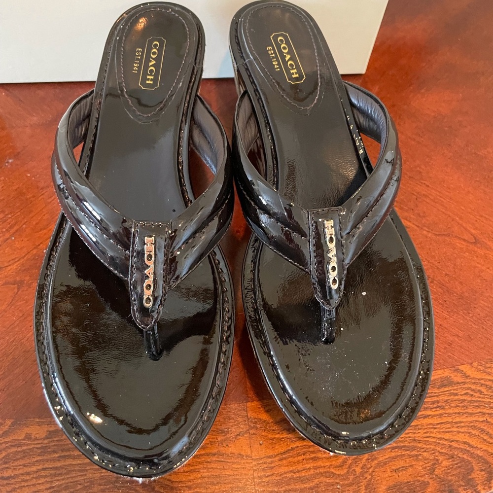 NIB Coach Nella Black Patent Chestnut/Khaki Signature C Wedge Thong Sandals - Picture 4 of 6
